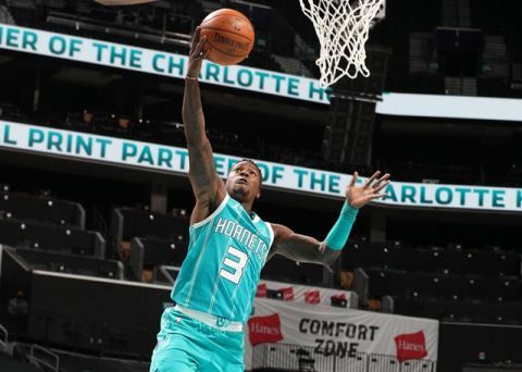  步行者萨博尼斯20篮板，爆冷胜雄鹿  