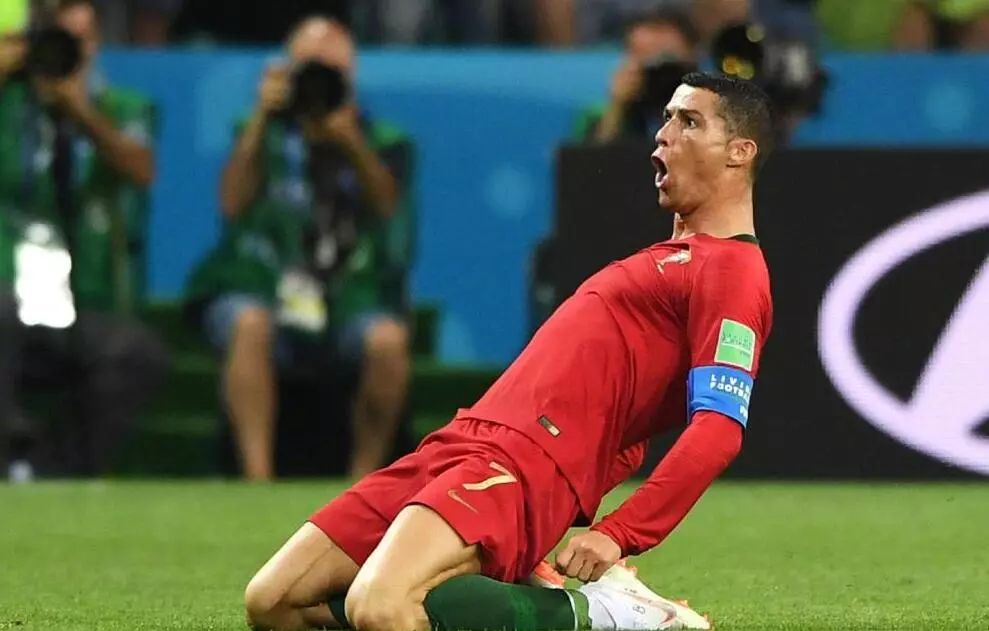  勒沃库森边锋速度突破撕破防线单骑闯关上演帽子戏法